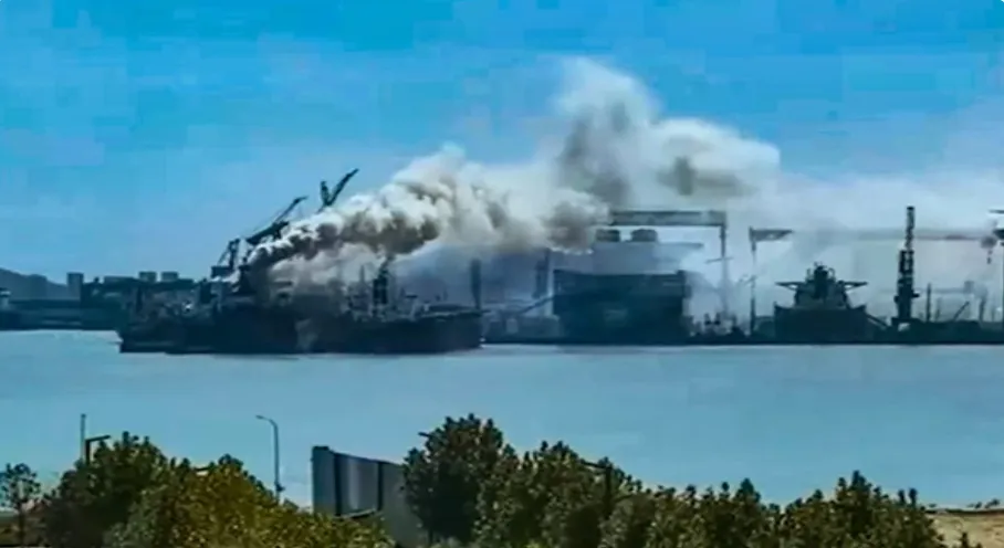 Incêndio em navio de carga deixa 25 mortos em estaleiro na China