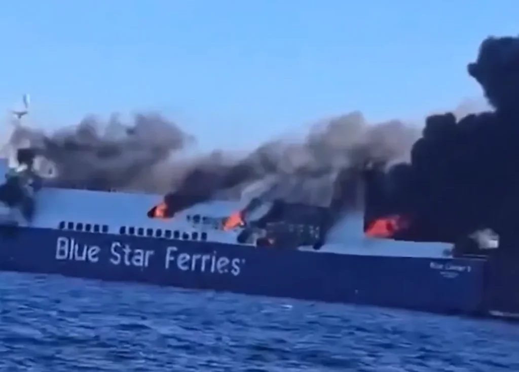 Incêndio atinge navio de carga perto de Mykonos e força retirada de 29 pessoas