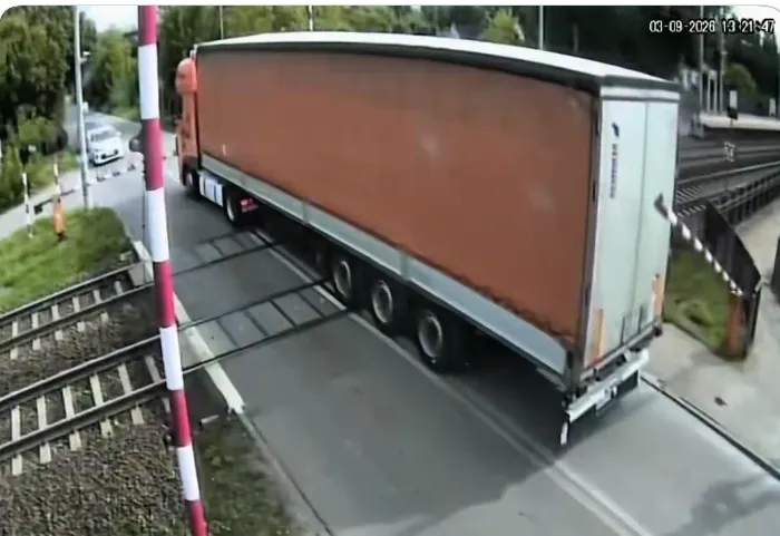 Colisão entre trem e caminhão deixa quatro feridos em Gdańsk, na Polônia