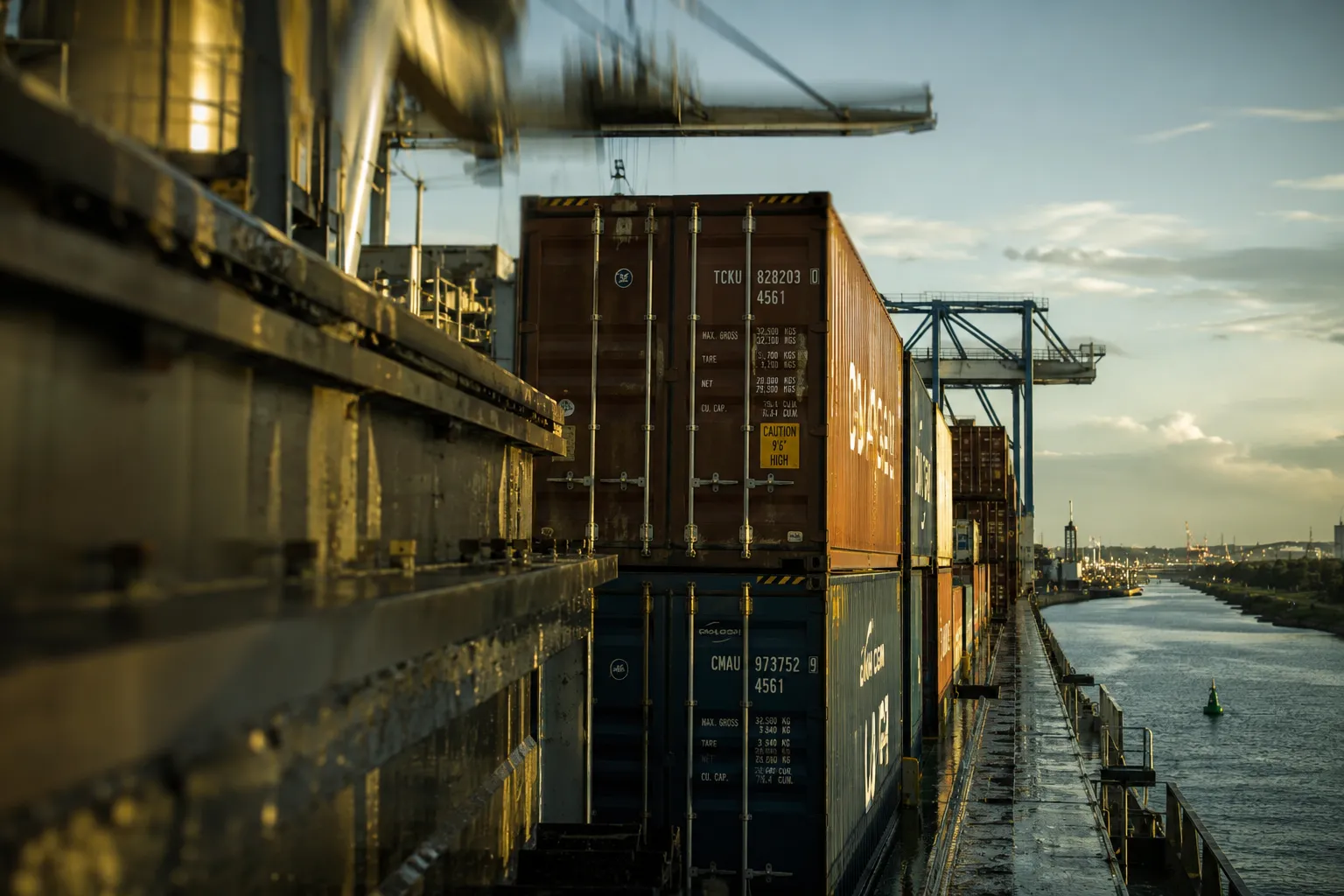 MSC introduz sobretaxa do Canal do Panamá para serviços Ásia–EUA