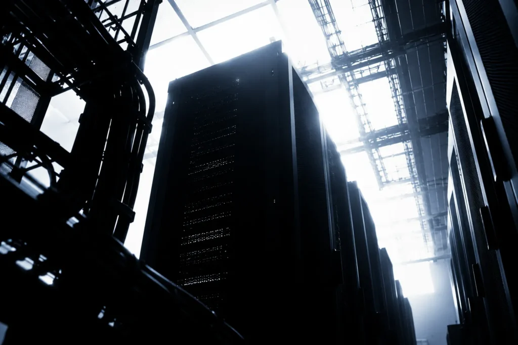 EUA endurecem regras para data centers enquanto Brasil oferece R$ 5,2 bilhões em incentivos