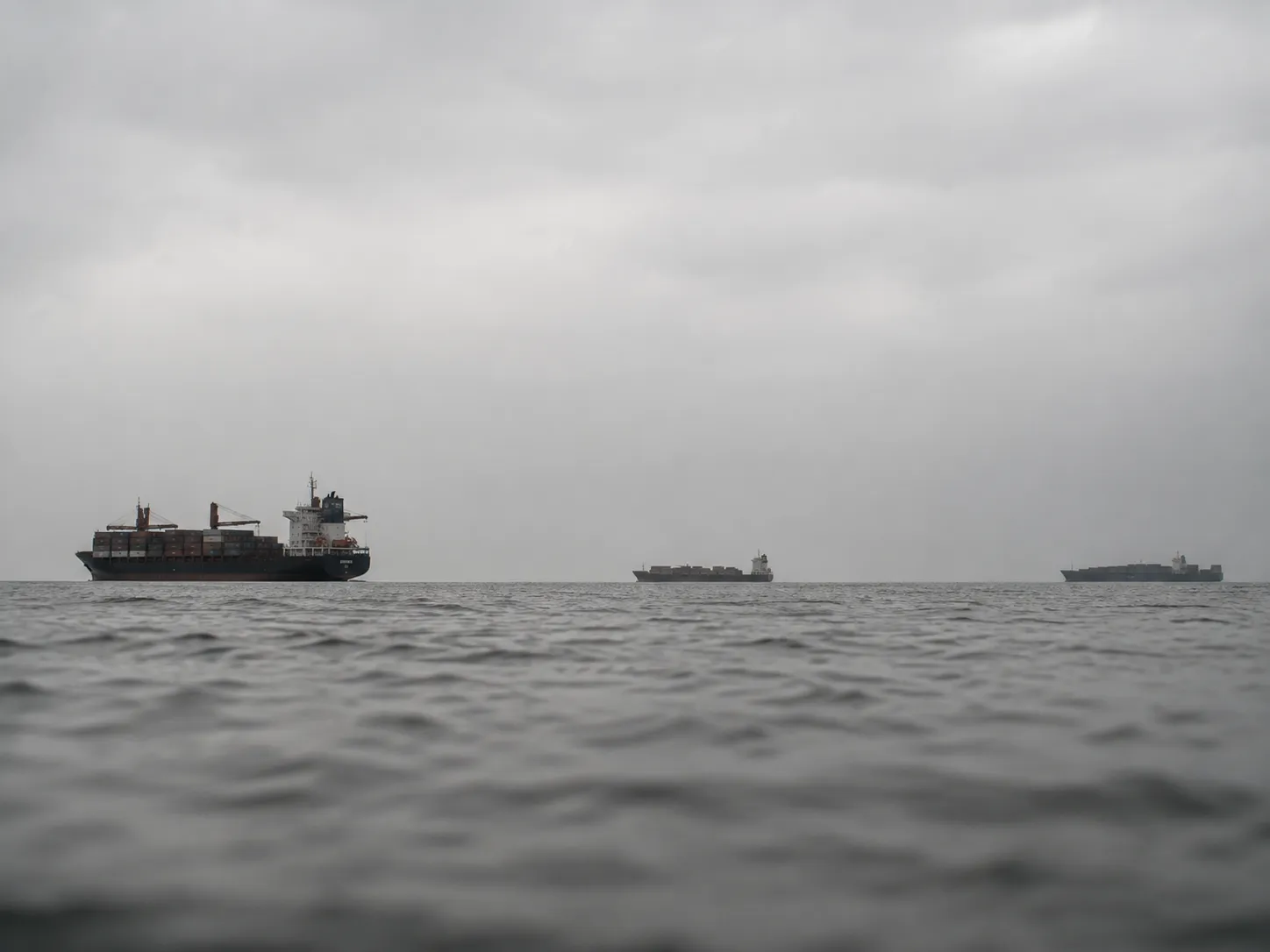 Tráfego no Estreito de Ormuz despenca para apenas sete navios em um dia