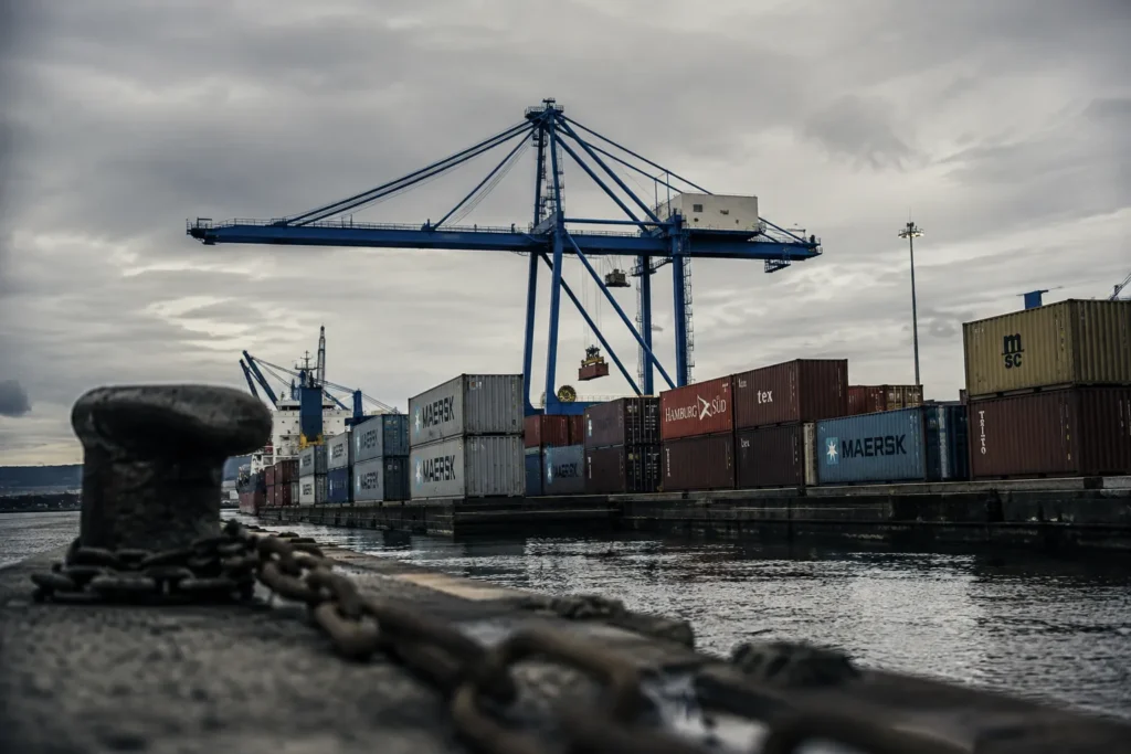 CMA CGM anuncia novas sobretaxas em várias rotas