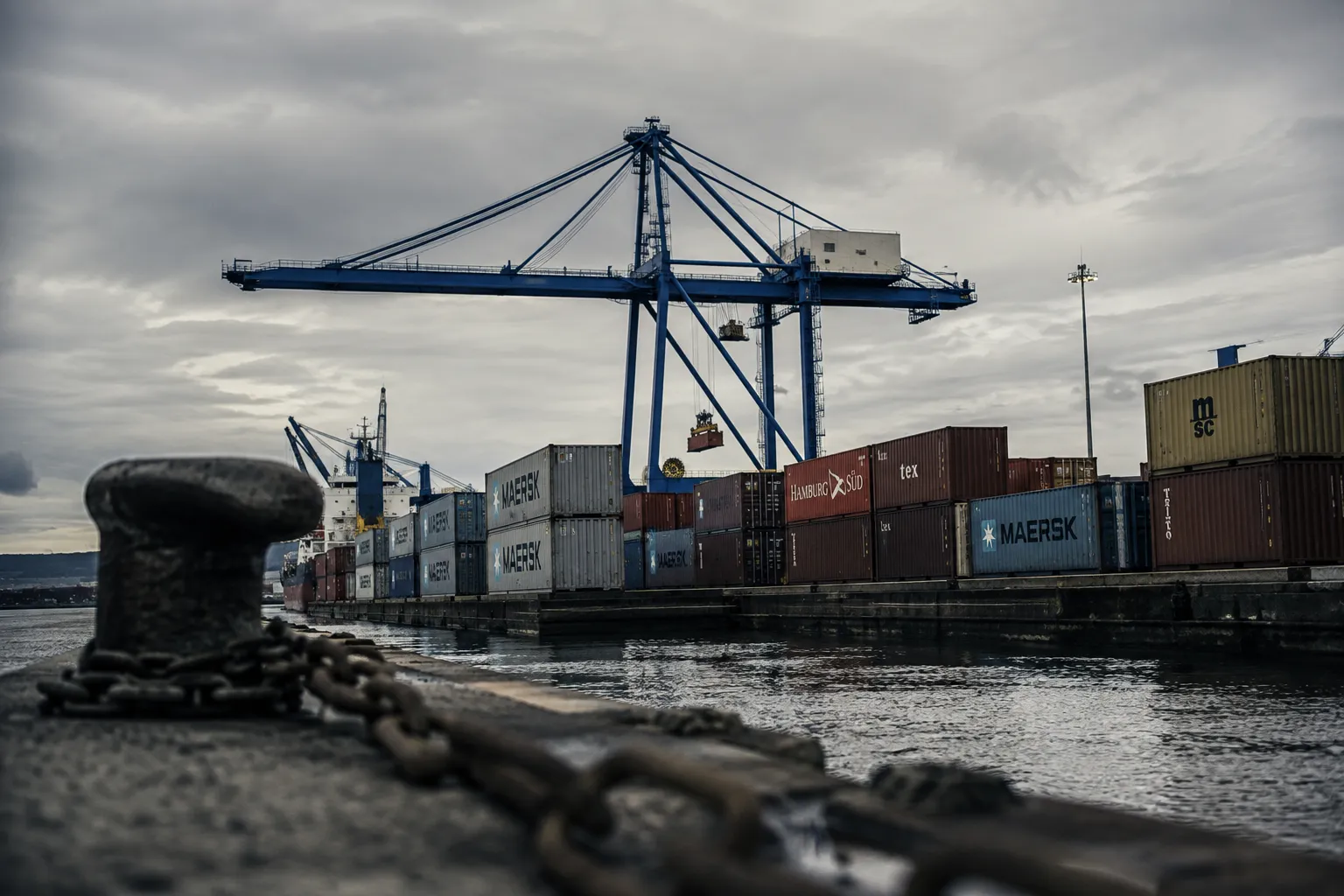 CMA CGM anuncia novas sobretaxas em várias rotas