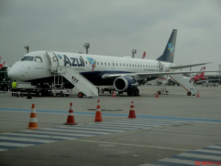 Falha no GPS cancela mais de 80 voos da Azul e atinge jatos da Embraer