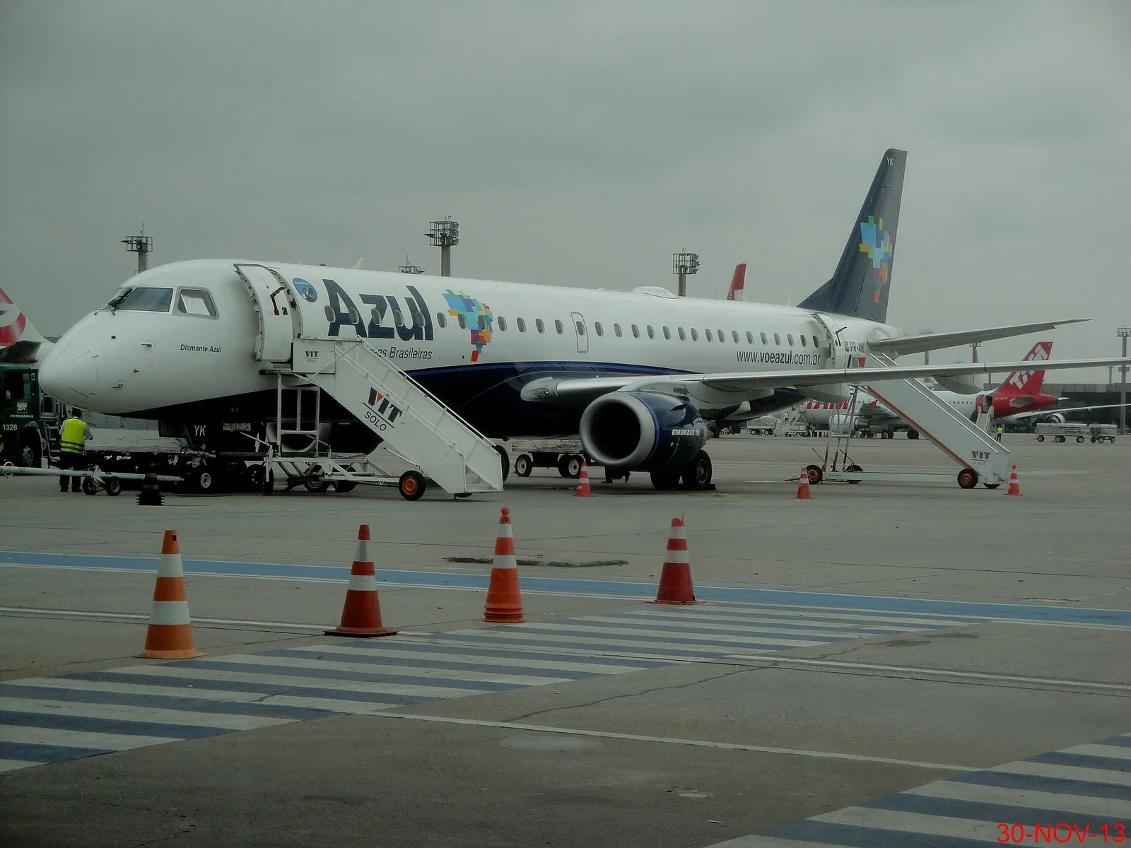 Falha no GPS cancela mais de 80 voos da Azul e atinge jatos da Embraer