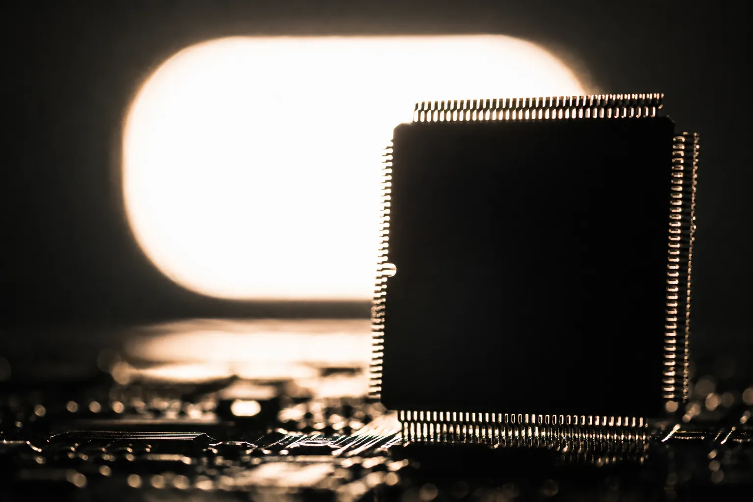 Nvidia fatura US$ 96 bilhões em três meses e mostra que corrida da IA ainda está acelerando.
