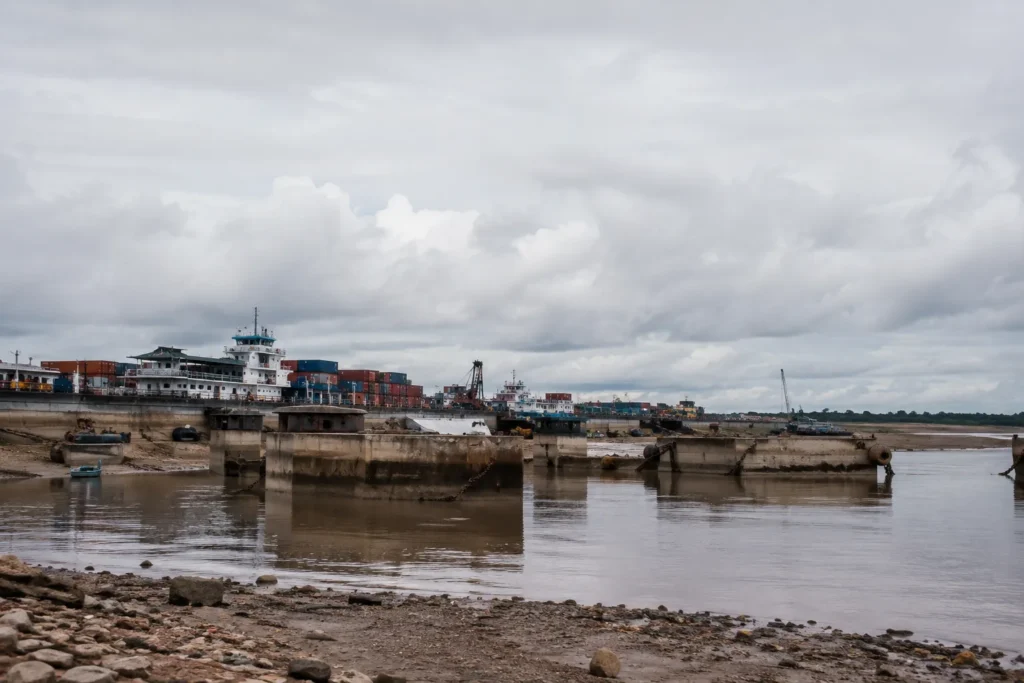 Hapag-Lloyd eleva sobretaxa para US$ 1.350 por contêiner em Manaus por risco de seca severa