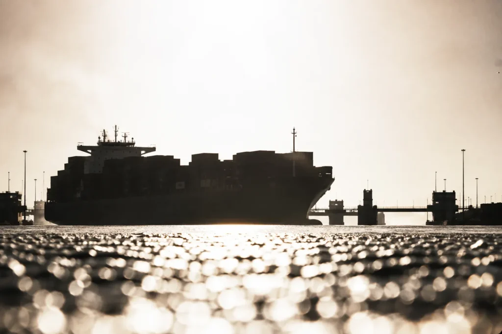 Canal do Panamá altera sistema de reservas enquanto reduz trânsito de navios