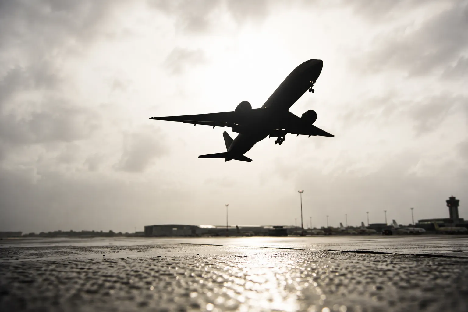 Alta do QAV gera R$ 5,2 bilhões em custos extras para Azul, Gol e Latam