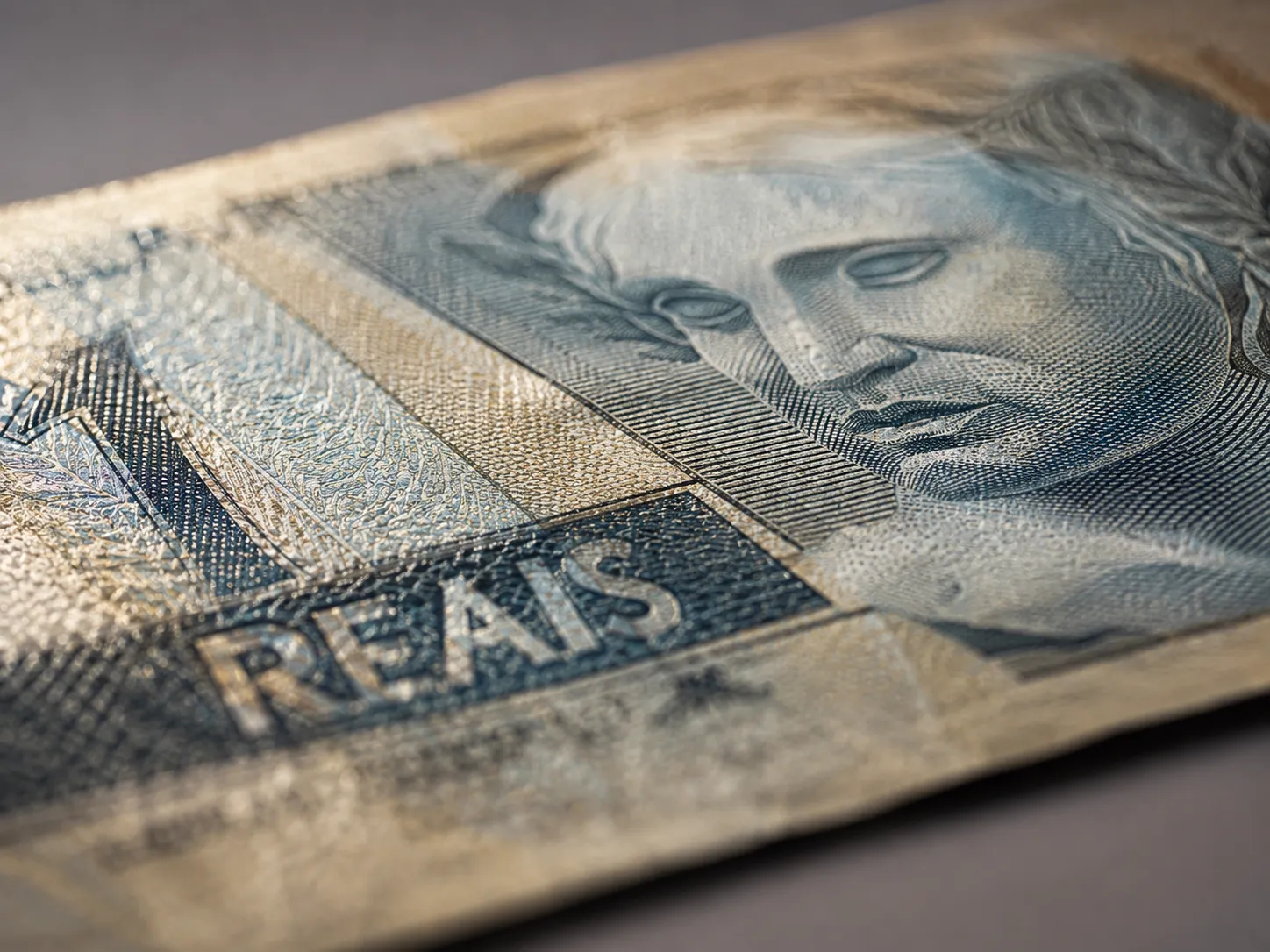 Real se fortalece com entrada de capital estrangeiro e expectativa de juros estáveis nos EUA