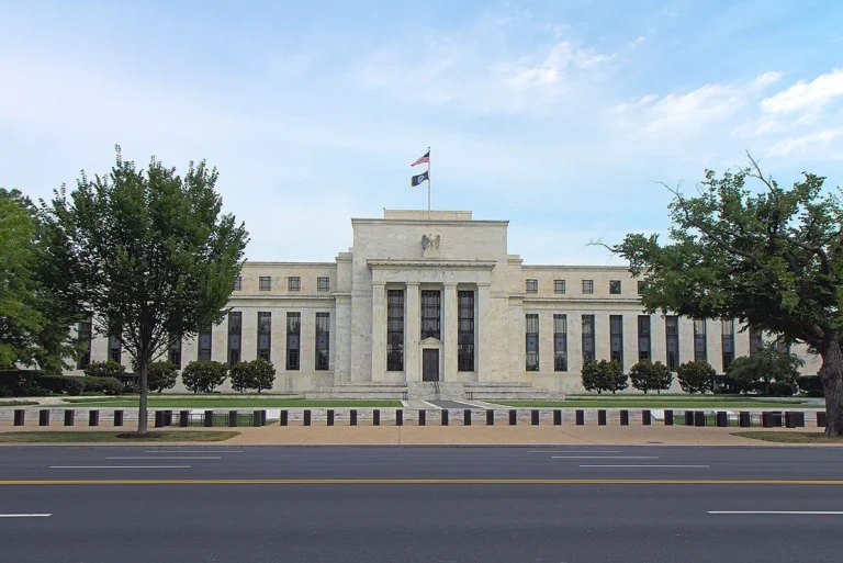 Fed sinaliza novas altas de juros e dólar atinge maior nível em dois meses