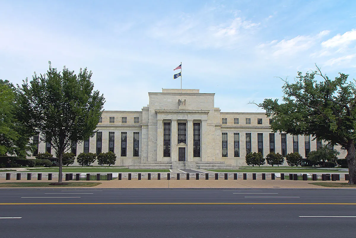 Fed sinaliza novas altas de juros e dólar atinge maior nível em dois meses