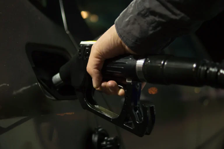 Subsídios seguram combustíveis, mas nova alta do petróleo abre nova frente de pressão no Brasil